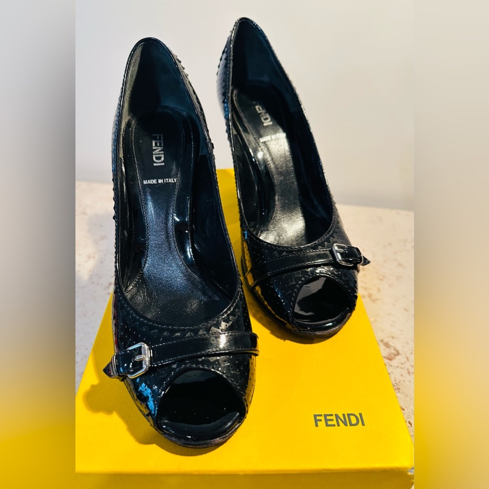 Fendi Designer Black Women Patent Leather Peep Toe
Pump Classic Italy Size 7.5